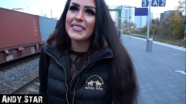 Auf Bahnhofsklo schwanger gemacht…Ihr läuft die Suppe aus der Fotze!!!