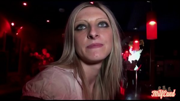 Cynthia, se fait défoncer le cul en club