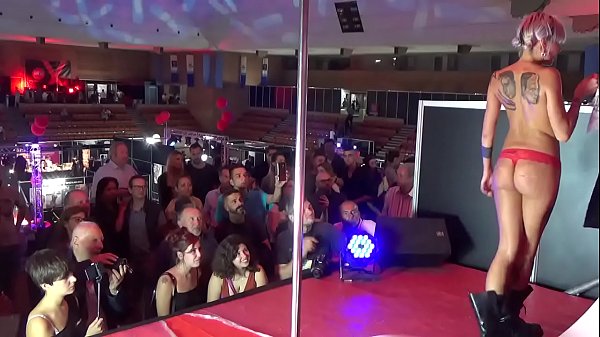 El mago deja a todos maravillados con esta chica del publico que sale voluntaria y se quita la ropa mientras hace el espectaculo FER068