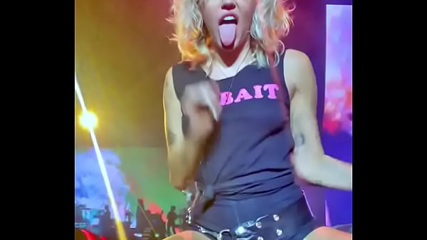 hot slut miley cyrus on stage