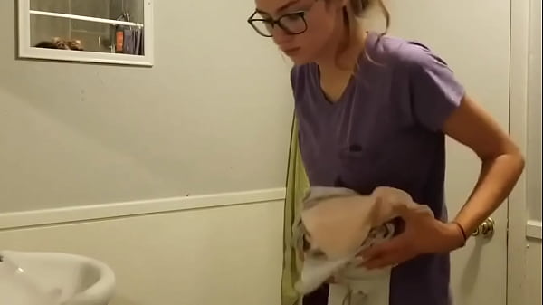 Ma cousine de 20ans la salle de bain sexy