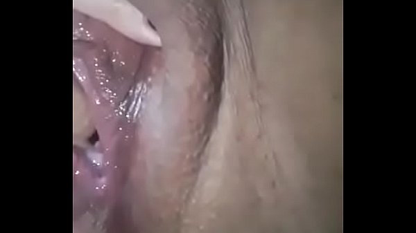 masturbandome mientras mi amigo esta en el otro cuarto