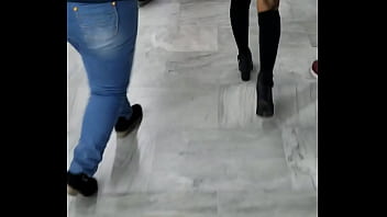 perrita enseña fajo la falda