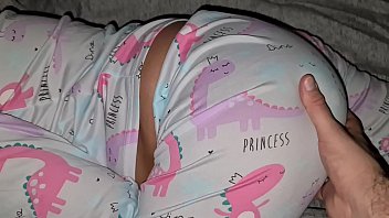 tío abusivo se mete a la habitación de su linda sobrina