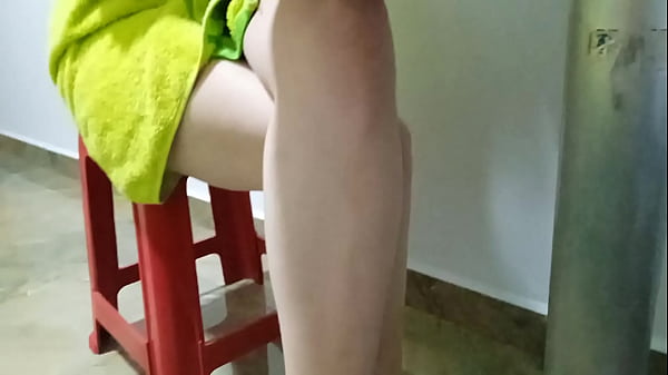 Mi padrastro me espia sin bragas