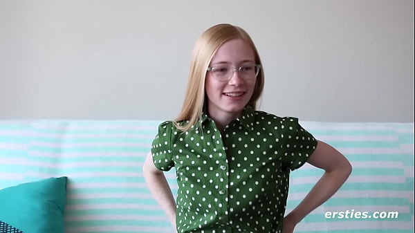 Layla kommt zum Fingern vorbei