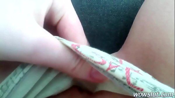 Pelirroja de 18 años enseña sus bragas humedas